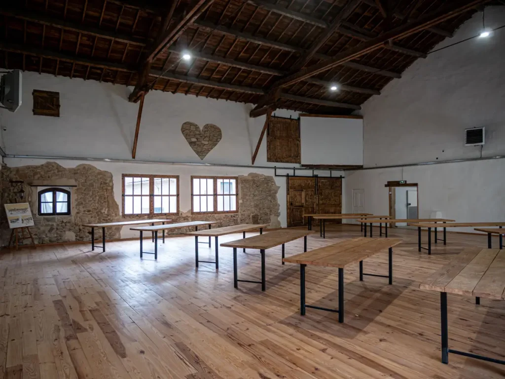 Salle de réception de 250 m² du Domaine de la Baume, parquet et pierres apparentes